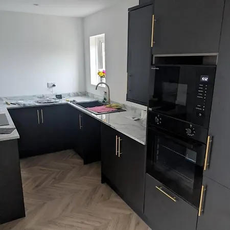 Modern 3Br Home - Private Parking - Tv In Every Bedroom Swansea Exterior photo