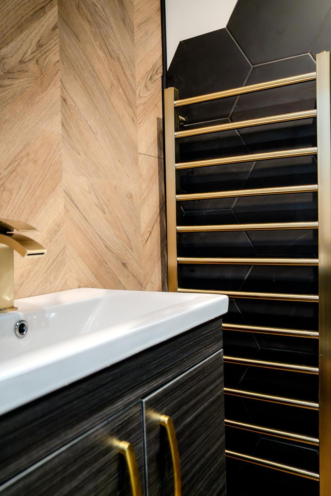 Modern 3br - Private Parking - Tv In Every Bedroom *